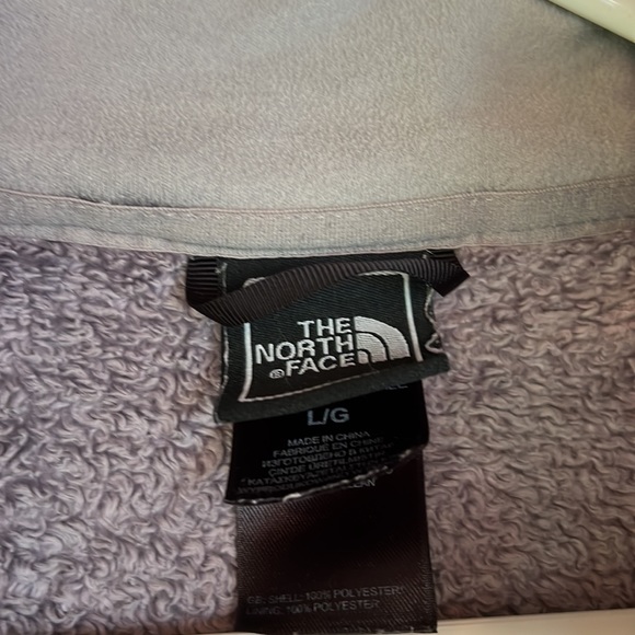 North face large woman’s soft fleece jacket in grey. Super comfy!! - Picture 3 of 3
